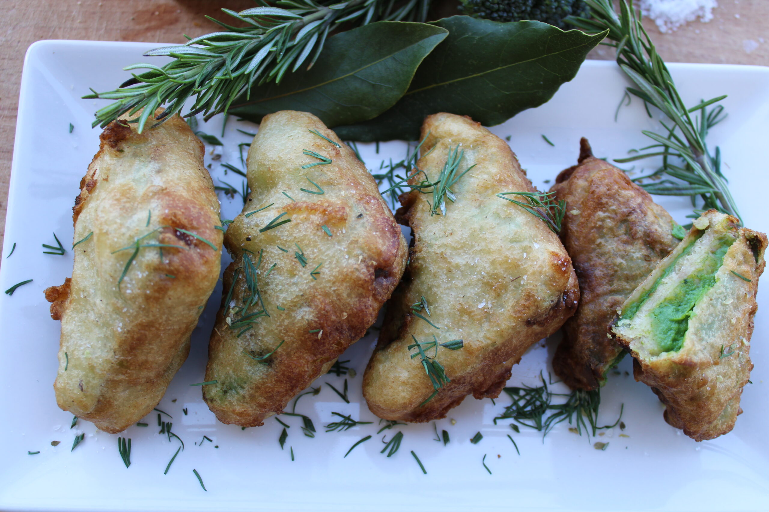 Pane fritto ripieno con crema di broccoletti